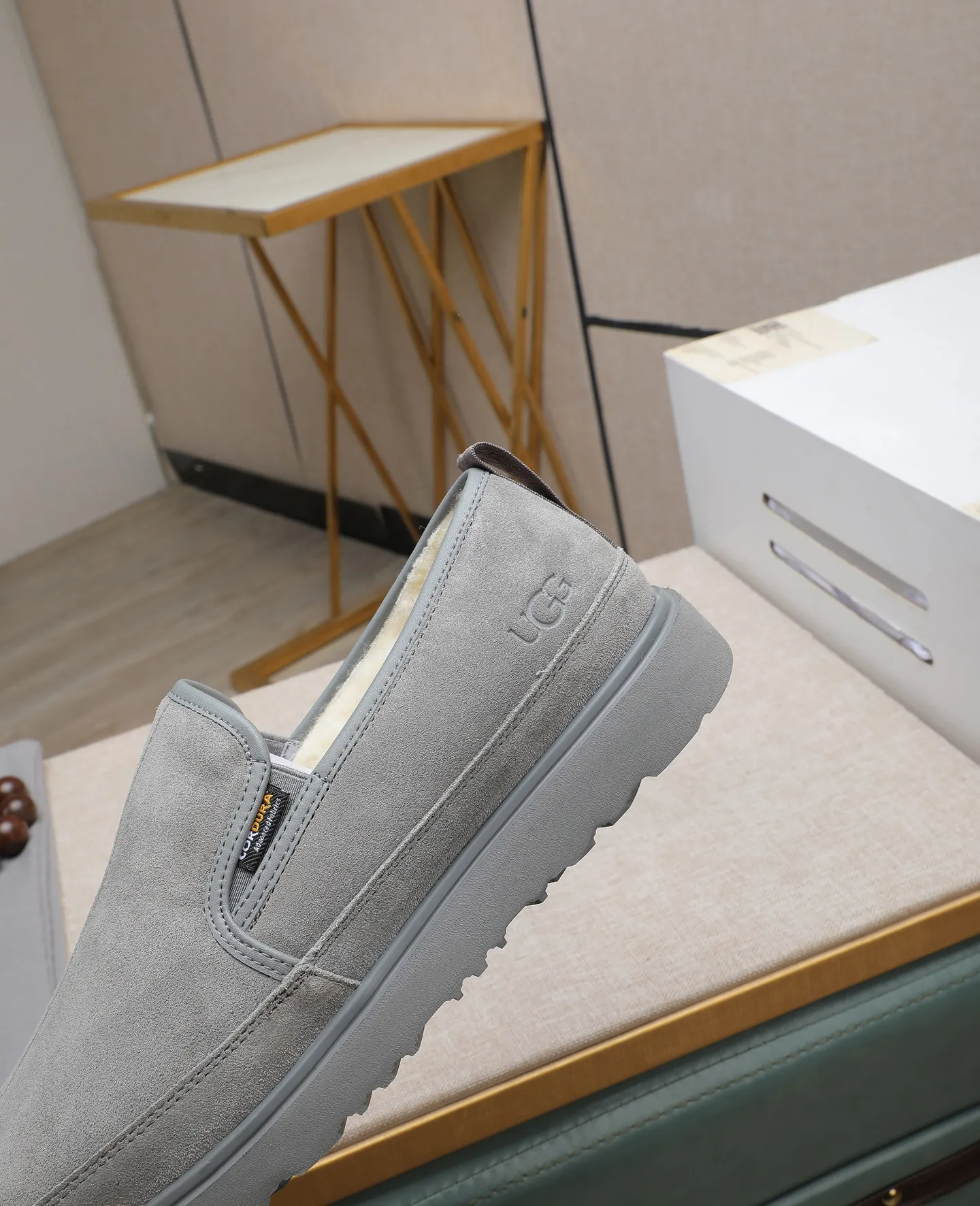 Men's men's shoes 💰560 (full genuine wool lining, 10% off for fake ones) Please note the quality of the original order and compare the thickness of the wool 🏮🏮 Popular UGG men's shoes from Australia's warm luxury brand, the official website is synchronized, Beckham men's style..., made of imported top-layer waxed cowhide, waxed toe box, Australian real wool velvet lining Carefully sewn...Imported rubber Martin boots outsole (comfortable, soft, wear-resistant) The quality is really great...Exquisite workmanship, you can't put it down at first sight, size 39-44 (38 45 custom-made)
